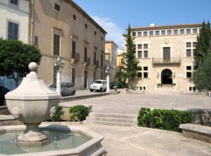 Imagen del Ayuntamiento de Artà y de su plaza. Ayudas bonos descuento Artà