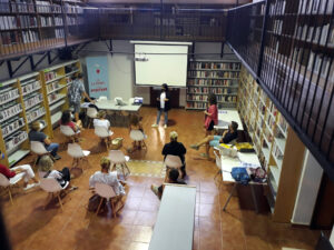 L'agent de Mallorca Activa Marga Serra a un moment de la seva exposició sobre digitalització a la biblioteca de Porreres