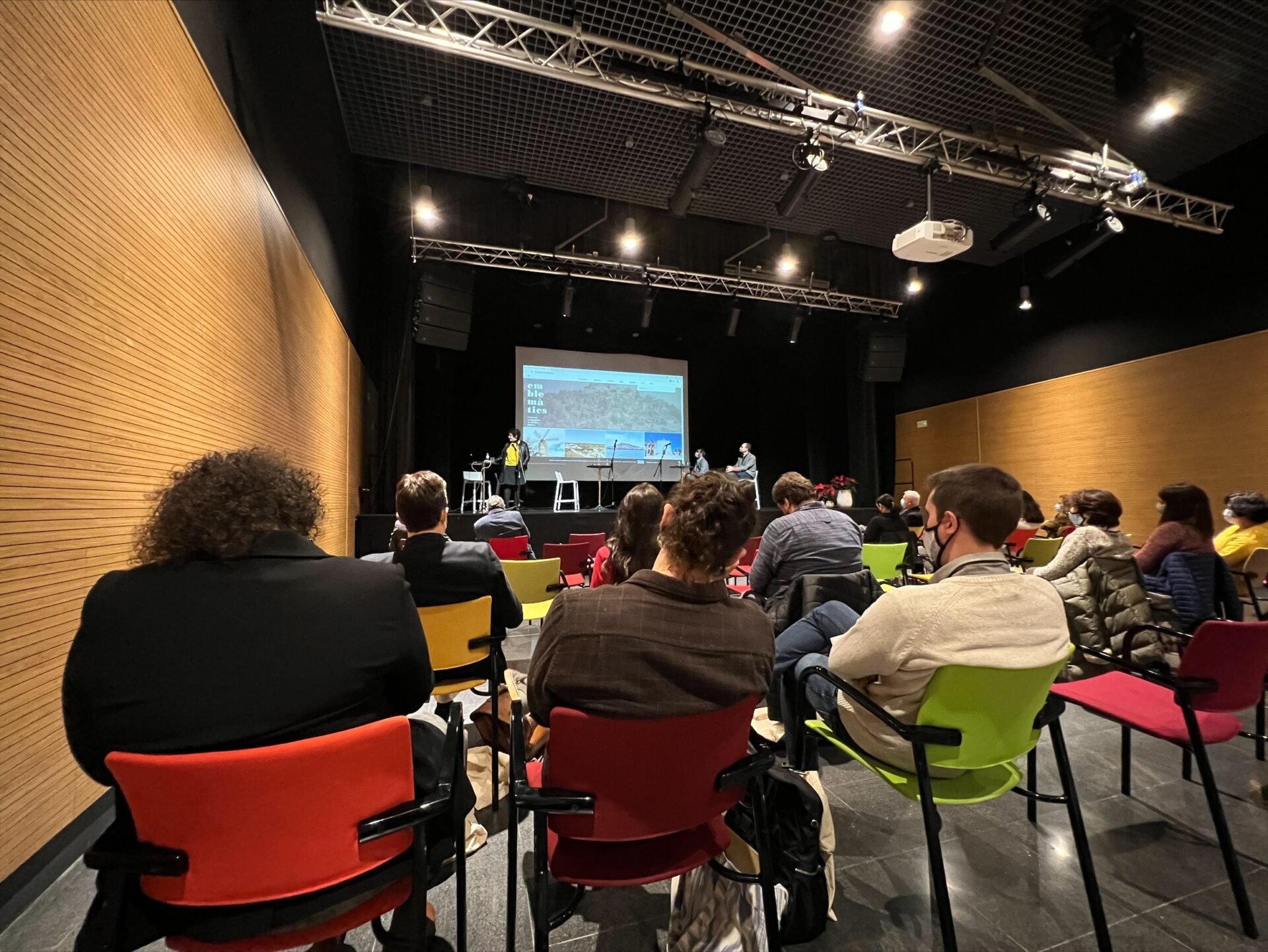 Moment d'una de les intervencions a la jornada "mirada transversal i urbana del comerç local" a Sant Llorenç des Cardassar