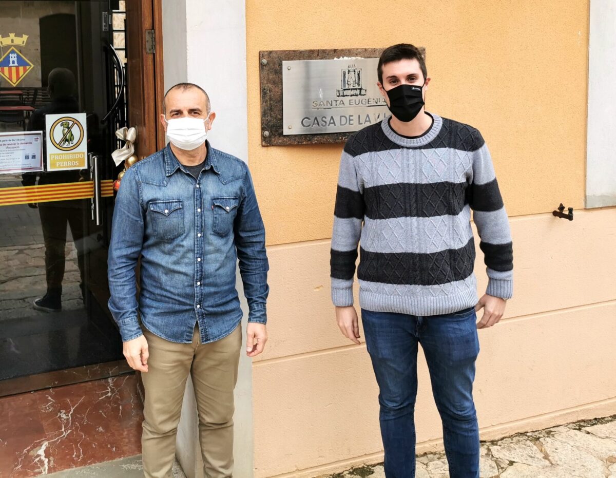 El batle de Santa Eugènia, Joan Riutort (e), amb l'agent de Mallorca Activa, Sergio Cañellas (d), davant l'ajuntament de Santa Eugènia.